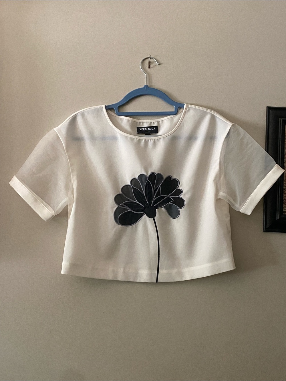 Vero Moda White Short-Sleeve Crop Top with Black Floral Motif